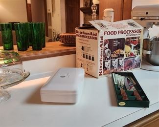 Cake plate with cover and carving set and electric carving knife