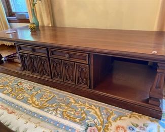 Long 70’s coffee table on wheels