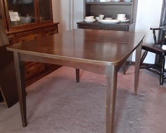 36x47 table has leaf