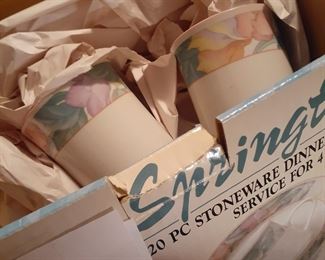 modern floral Dishes set 