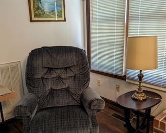 La-z-Boy recliner COMFY!!