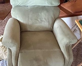 LIKE NEW LIFT/MASSAGE CHAIR