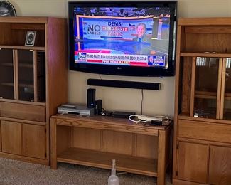 ENTERTAINMENT CENTER LARGE LG TV