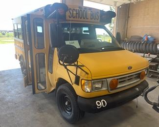 #90 - 1998 Ford Collins 15 Passenger Bus
High bid $100
