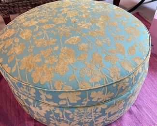 Round Ottoman w/storage