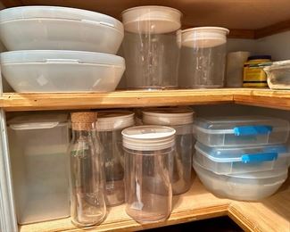 15 Large Food Storage Containers, Pie Carriers & More, Some Vintage, Some New
Lot #: 155