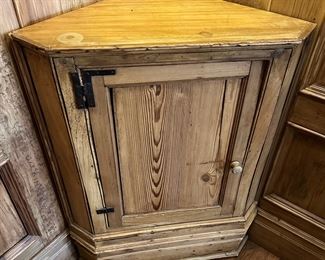 Vintage French Country Corner Cabinet
Lot #: 36