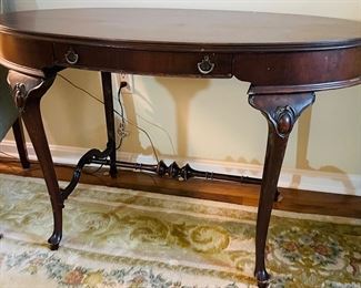 $295 	
Oval mahogany table parlor table 47Wx27Dx29T	