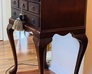 $175 	
4 drawers silver chest 23Wx14Dx35T	