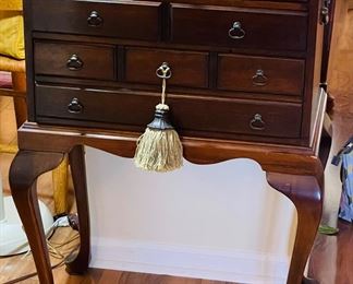 $175 	
4 drawers silver chest 23Wx14Dx35T	