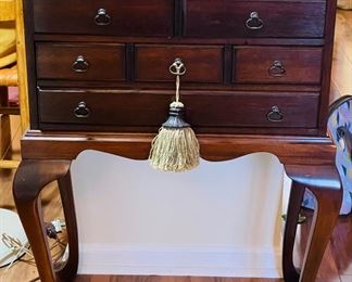 $175 	
4 drawers silver chest 23Wx14Dx35T	