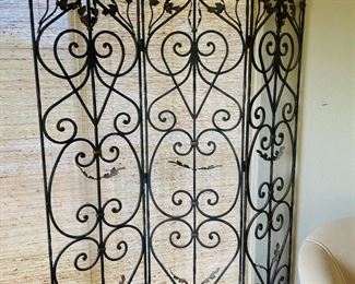 $275 	
Iron screen 80x54	