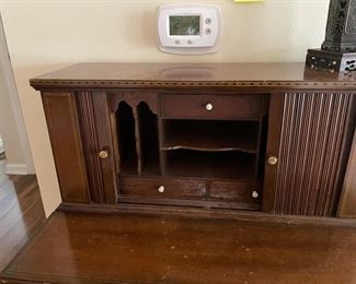 $245 	
Petite & inlaid Mahogany desk 28Wx17Dx43H	