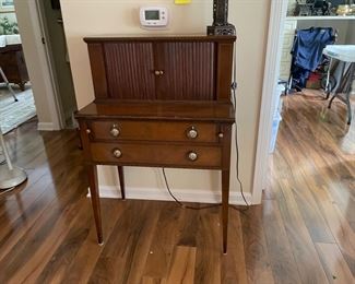 $245 	
Petite & inlaid Mahogany desk 28Wx17Dx43H	