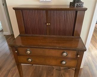 $245 	
Petite & inlaid Mahogany desk 28Wx17Dx43H	