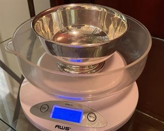 $110 	
Round sterling bowl 193 gr 	