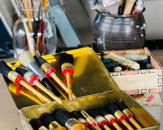 Artist's brushes: new and older - various sizes and condition