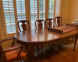 Stunning dining table & chairs 