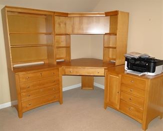 Spectacular office, fits nicely in the corner