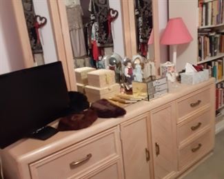 Very Nice Dresser with Fold Out Side Mirrors