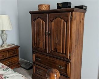 Bed Traditional Armoire