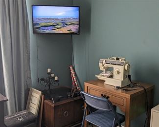 ELEC Flat Screen TV Small Mounted