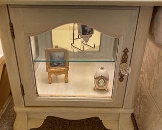 close up of the end table curios