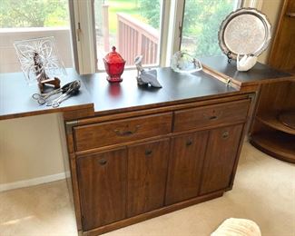 Server/ Buffet. Drexel 