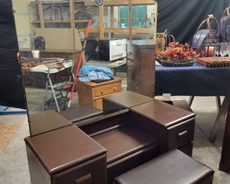 Sitting Vanity Dresser, part of 4 PC DOUBLE Bedroom Set 