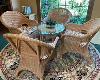 Wicker set, round area rug 