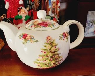 Old Country Roses Christmas teapot, Royal Albert Fine China