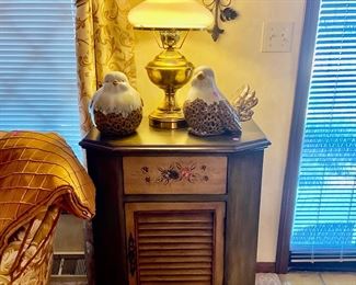 Cute side table / and check out the birds