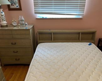 Full size mattress/box springs