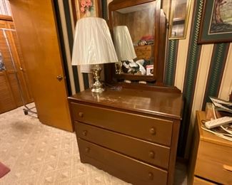 Dresser with mirror - Lamp