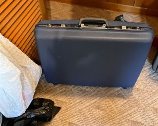 Vintage hard side suitcase - great condition