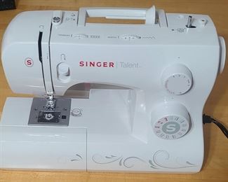 3321 Singer Sewing Machine, like new!
