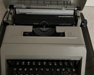 Seminol Olivetti 45 vintage Typewriter