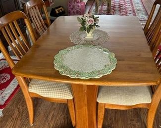 Seminole- Expandable Dining table w/4 chairs