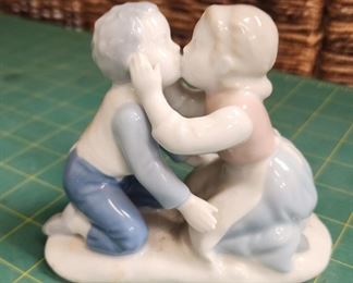 iR9041 Gerold Porzellan Bavaria Boy and Girl Kissing Porcelain Figurine