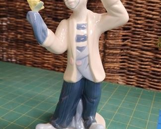 IR9043 Paul Sebastian Porcelana de Cuernavac Figurine Sad Clown holding a flower