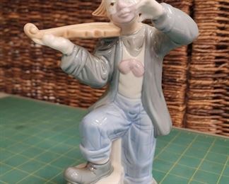 IR9045 Porcelana de Cuernavaca Figurine Clown Playing the Violin Made in Mexico