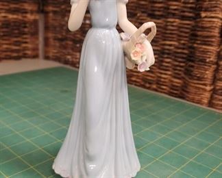 IR9046 Vintage Porcelain Woman Holding a Basket of Flowers