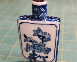 IR9085 Vintage Porcelain Chinese White and Blue Floral Snuff Bottle