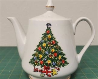 IR9103 Mount Clemens Pottery Christmas Tree Tea Pot