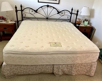 KING SIZE IRON WRAP-AROUND BED FRAME W/MATTRESS