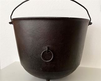 Antique Wagner Sidney no. 8 Cast Iron 3 Leg Bulge Kettle Cauldron