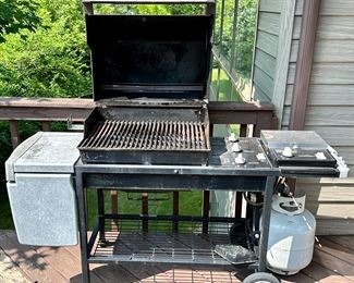 Weber Propane Gas Grill with Side Burner and Work Surface in very good condition