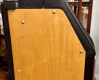 Here's an old antique Five Cent "One Arm Bandit" with a "guaranteed $7.50 payout" by Mills