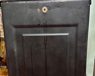 Here's an old antique Five Cent "One Arm Bandit" with a "guaranteed $7.50 payout" by Mills