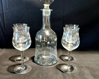 Beautiful Etched Glass Decanter with 4 Matching Glasses